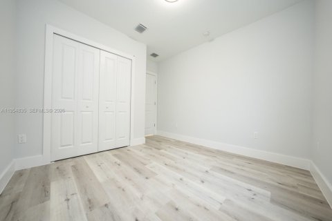 House in Miami, Florida 4 bedrooms, 118.82 sq.m. № 2008432 - photo 30