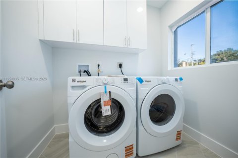 House in Miami, Florida 4 bedrooms, 118.82 sq.m. № 2008432 - photo 10