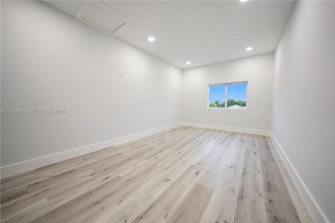 House in Miami, Florida 4 bedrooms, 118.82 sq.m. № 2008432 - photo 18