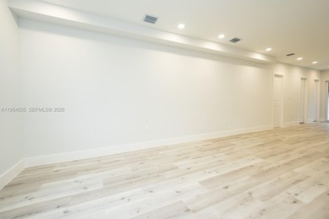 House in Miami, Florida 4 bedrooms, 118.82 sq.m. № 2008432 - photo 12