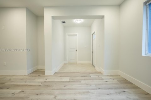 House in Miami, Florida 4 bedrooms, 118.82 sq.m. № 2008432 - photo 8