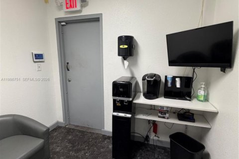 Купить коммерческую недвижимость в Норт-Майами-Бич, Флорида № 2044765 - фото 19