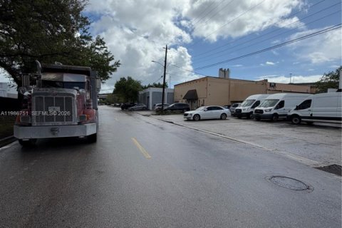 Купить коммерческую недвижимость в Норт-Майами-Бич, Флорида № 2044765 - фото 2
