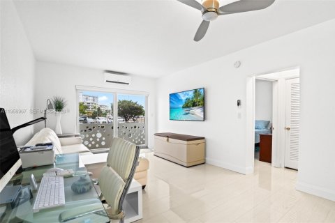 Condo in Hallandale Beach, Florida, 1 bedroom  № 2025040 - photo 15