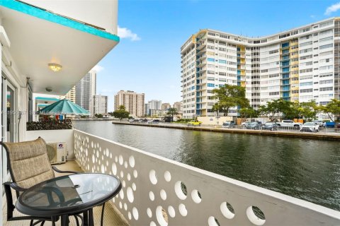 Condo in Hallandale Beach, Florida, 1 bedroom  № 2025040 - photo 20