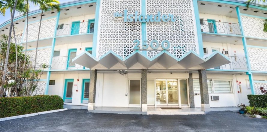 Condo in Hallandale Beach, Florida, 1 bedroom  № 2025040