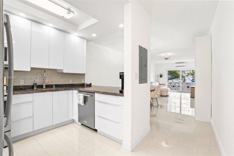 Condo in Hallandale Beach, Florida, 1 bedroom  № 2025040 - photo 6