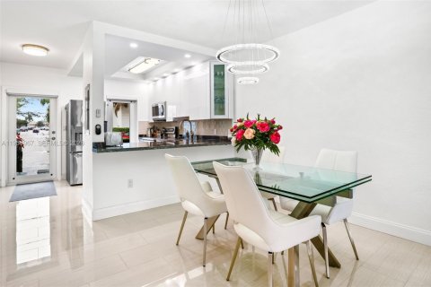 Condo in Hallandale Beach, Florida, 1 bedroom  № 2025040 - photo 4