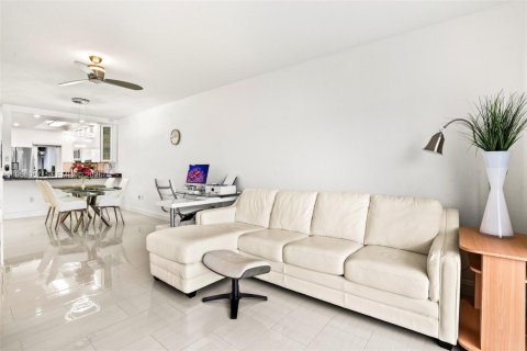 Condo in Hallandale Beach, Florida, 1 bedroom  № 2025040 - photo 13