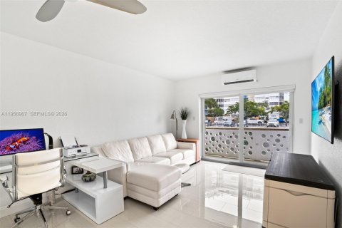 Condo in Hallandale Beach, Florida, 1 bedroom  № 2025040 - photo 11