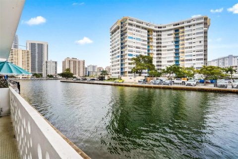 Condo in Hallandale Beach, Florida, 1 bedroom  № 2025040 - photo 23