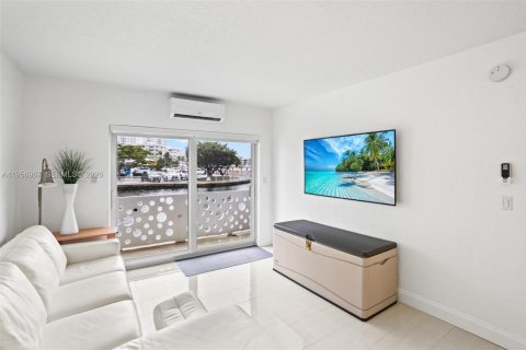Condo in Hallandale Beach, Florida, 1 bedroom  № 2025040 - photo 12