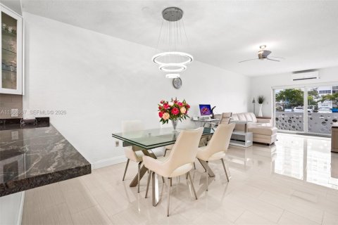 Condo in Hallandale Beach, Florida, 1 bedroom  № 2025040 - photo 3