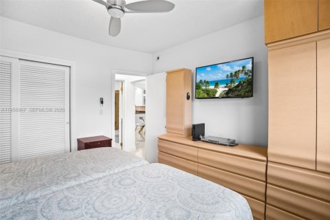 Condo in Hallandale Beach, Florida, 1 bedroom  № 2025040 - photo 18