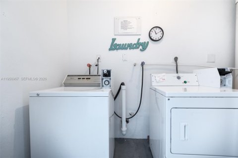 Condo in Hallandale Beach, Florida, 1 bedroom  № 2025040 - photo 25