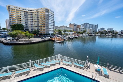 Condo in Hallandale Beach, Florida, 1 bedroom  № 2025040 - photo 28