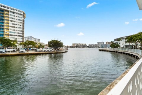 Condo in Hallandale Beach, Florida, 1 bedroom  № 2025040 - photo 24