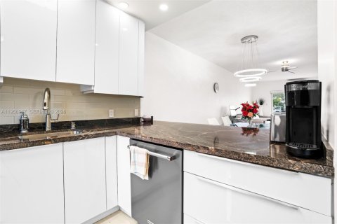 Condo in Hallandale Beach, Florida, 1 bedroom  № 2025040 - photo 10