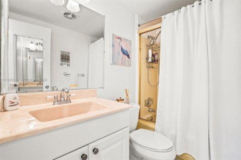 Condo in Hallandale Beach, Florida, 1 bedroom  № 2025040 - photo 19