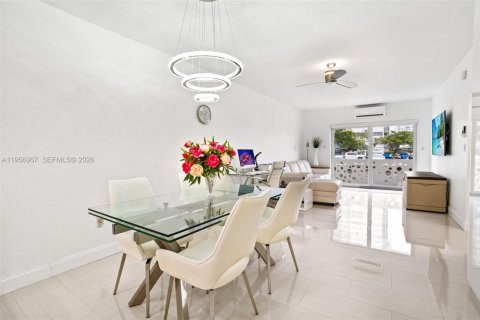 Condo in Hallandale Beach, Florida, 1 bedroom  № 2025040 - photo 5