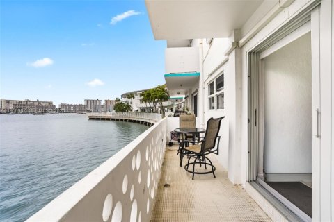 Condo in Hallandale Beach, Florida, 1 bedroom  № 2025040 - photo 22