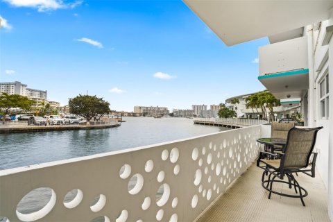 Condo in Hallandale Beach, Florida, 1 bedroom  № 2025040 - photo 21