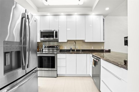 Condo in Hallandale Beach, Florida, 1 bedroom  № 2025040 - photo 8