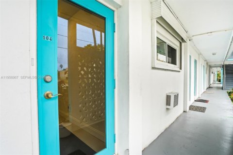 Condo in Hallandale Beach, Florida, 1 bedroom  № 2025040 - photo 2