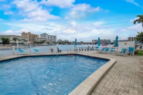 Condo in Hallandale Beach, Florida, 1 bedroom  № 2025040 - photo 29