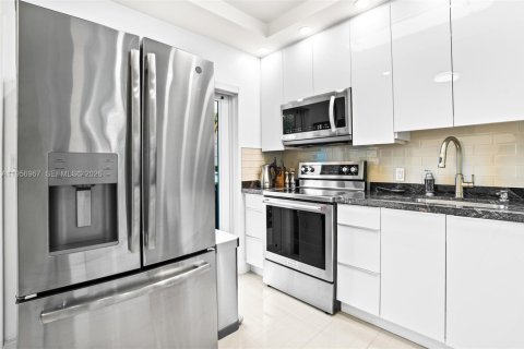 Condo in Hallandale Beach, Florida, 1 bedroom  № 2025040 - photo 7