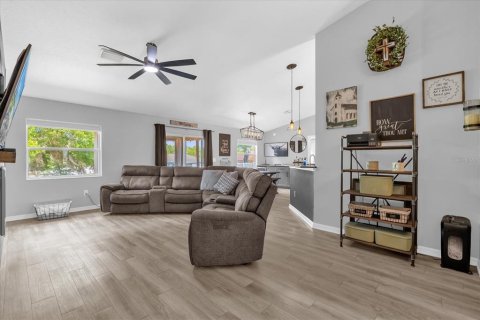 House in Lady Lake, Florida 3 bedrooms, 147.99 sq.m. № 1649749 - photo 6