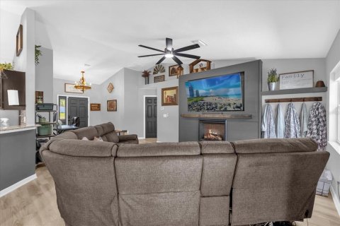 House in Lady Lake, Florida 3 bedrooms, 147.99 sq.m. № 1649749 - photo 8