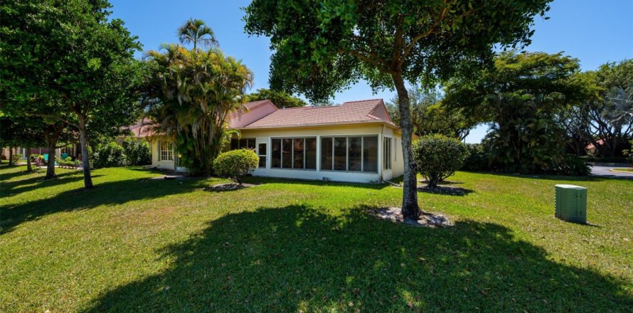 House in Delray Beach, Florida 2 bedrooms, 141.58 sq.m. № 1121450