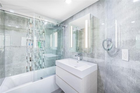 Condominio en venta en Surfside, Florida, 2 dormitorios, 144.93 m2 № 1941874 - foto 26