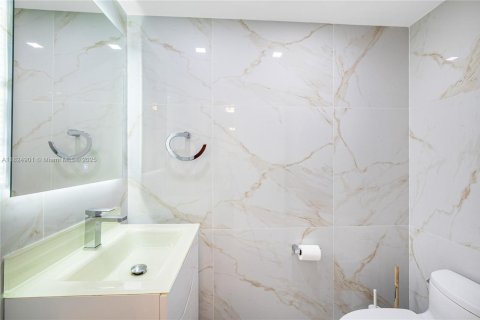 Condominio en venta en Surfside, Florida, 2 dormitorios, 144.93 m2 № 1941874 - foto 27