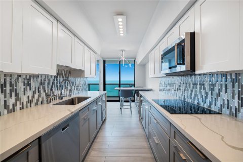 Condominio en venta en Surfside, Florida, 2 dormitorios, 144.93 m2 № 1941874 - foto 9