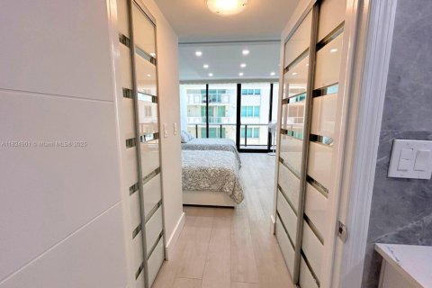 Condominio en venta en Surfside, Florida, 2 dormitorios, 144.93 m2 № 1941874 - foto 14