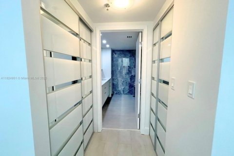 Condominio en venta en Surfside, Florida, 2 dormitorios, 144.93 m2 № 1941874 - foto 12