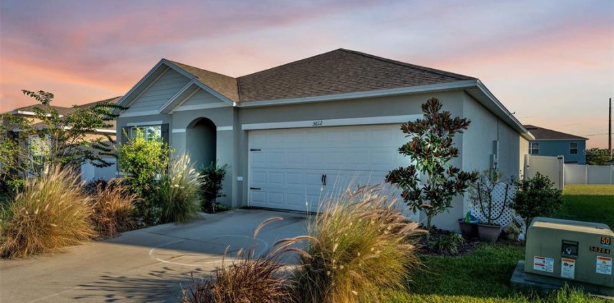 House in Bartow, Florida 3 bedrooms, 155.24 sq.m. № 2107974