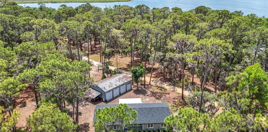 House in Lady Lake, Florida 3 bedrooms, 149.39 sq.m. № 1681654