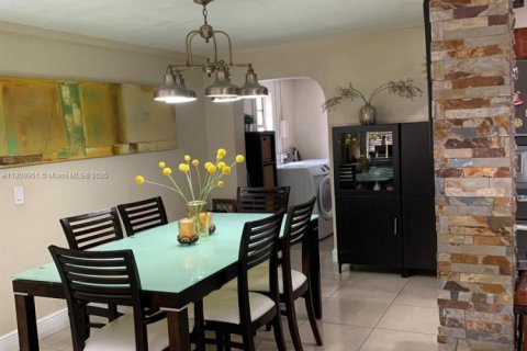 Villa ou maison à vendre à Hollywood, Floride: 3 chambres, 91.04 m2 № 1696468 - photo 6