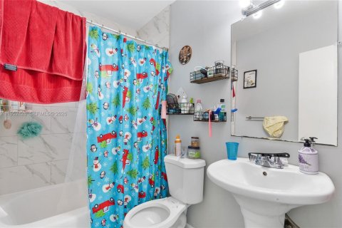 House in Miami, Florida 3 bedrooms, 102.84 sq.m. № 2006666 - photo 26