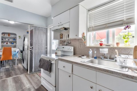 House in Miami, Florida 3 bedrooms, 102.84 sq.m. № 2006666 - photo 15