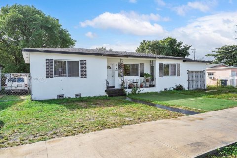 House in Miami, Florida 3 bedrooms, 102.84 sq.m. № 2006666 - photo 4