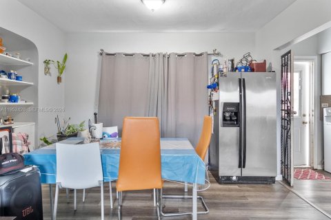 House in Miami, Florida 3 bedrooms, 102.84 sq.m. № 2006666 - photo 11