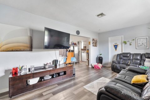 House in Miami, Florida 3 bedrooms, 102.84 sq.m. № 2006666 - photo 6