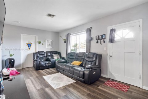 House in Miami, Florida 3 bedrooms, 102.84 sq.m. № 2006666 - photo 7