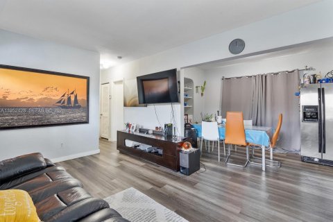 House in Miami, Florida 3 bedrooms, 102.84 sq.m. № 2006666 - photo 9