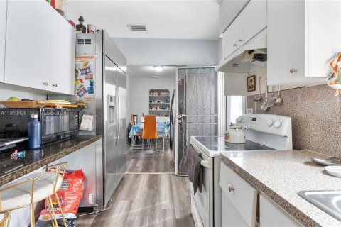 House in Miami, Florida 3 bedrooms, 102.84 sq.m. № 2006666 - photo 16