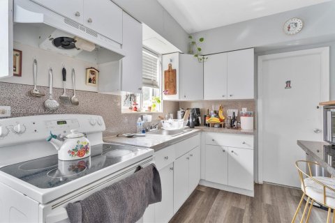 House in Miami, Florida 3 bedrooms, 102.84 sq.m. № 2006666 - photo 14